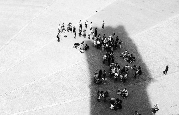 Vista de alto ángulo de la gente en la calle