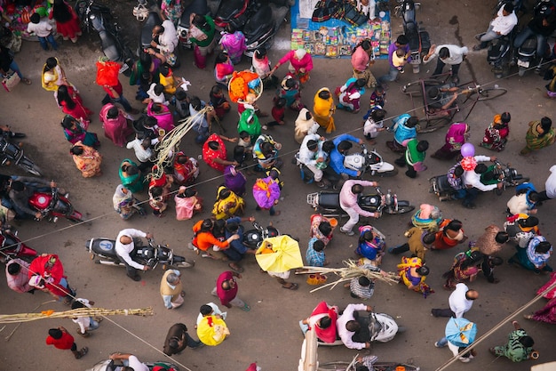 Foto vista de alto ángulo de la gente en la calle