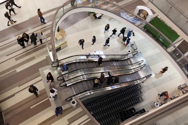 Foto vista de alto ángulo de la gente en el centro comercial