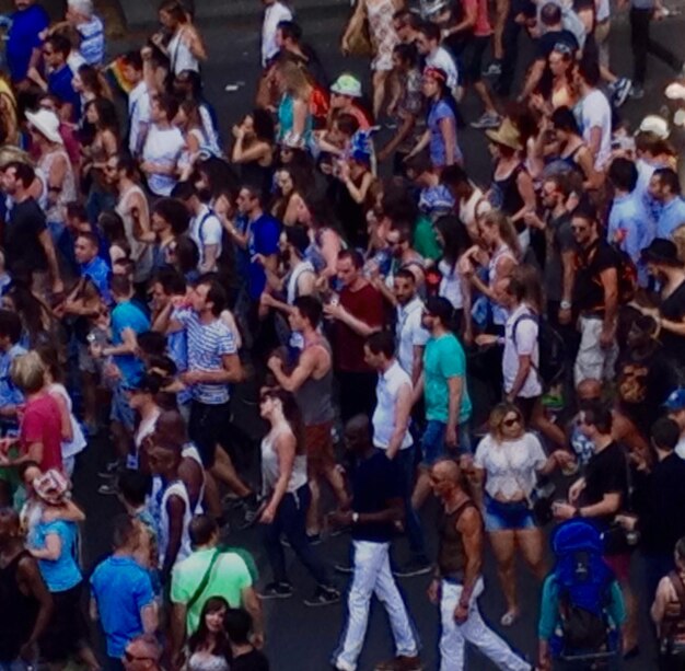 Vista de alto ángulo de la gente en la fiesta