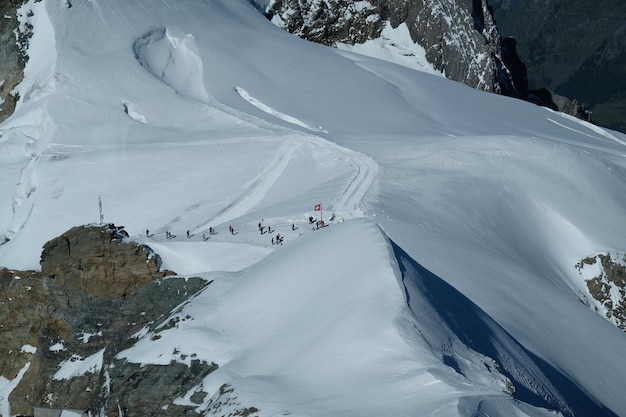 Vista de alto ángulo de la gente en la montaña cubierta de nieve