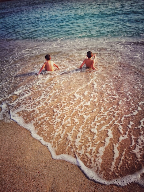 Foto vista de alto ángulo de la gente en la playa