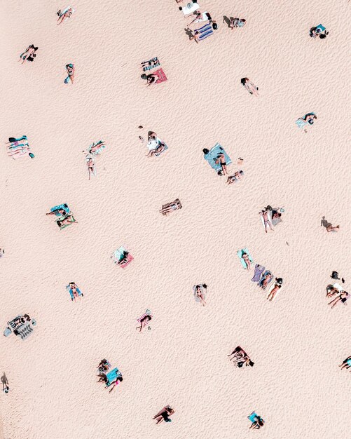 Foto vista de alto ángulo de la gente en la playa