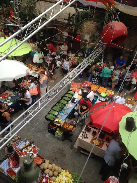 Foto vista de alto ángulo de la gente en los puestos del mercado