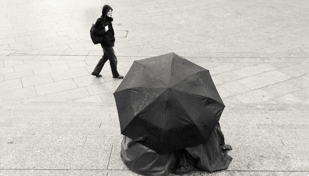 Foto vista de alto ángulo de un hombre caminando por la ciudad