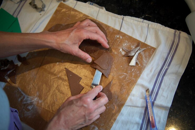 Foto vista de alto ángulo del hombre preparando la comida