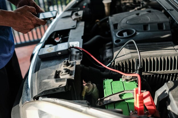 Vista de alto ángulo de un hombre reparando un coche