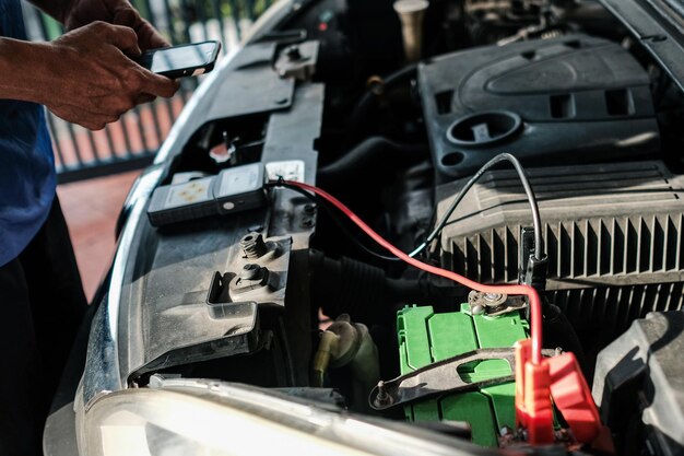 Foto vista de alto ángulo de un hombre reparando un coche