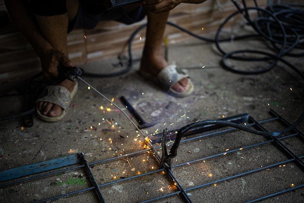 Vista de alto ángulo de un hombre trabajando en metal