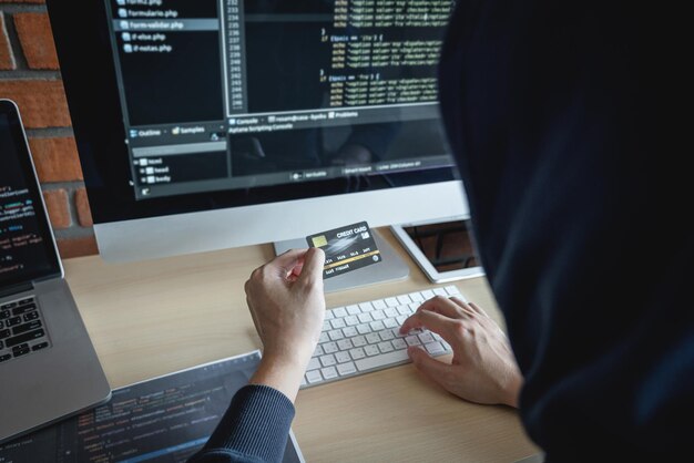 Vista de alto ángulo de un hombre usando una computadora portátil en la mesa