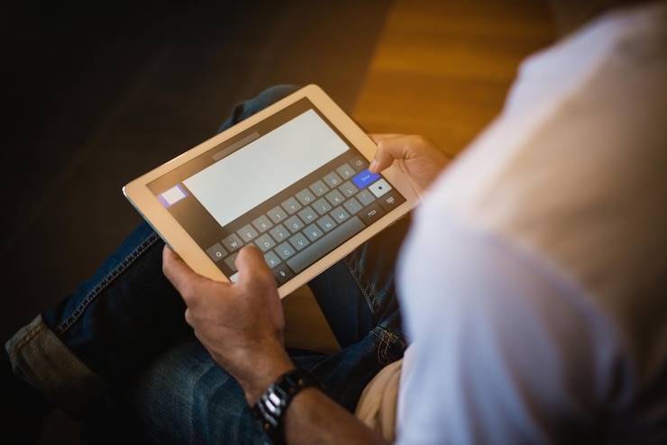 Foto vista de alto ángulo de un hombre usando una tableta digital