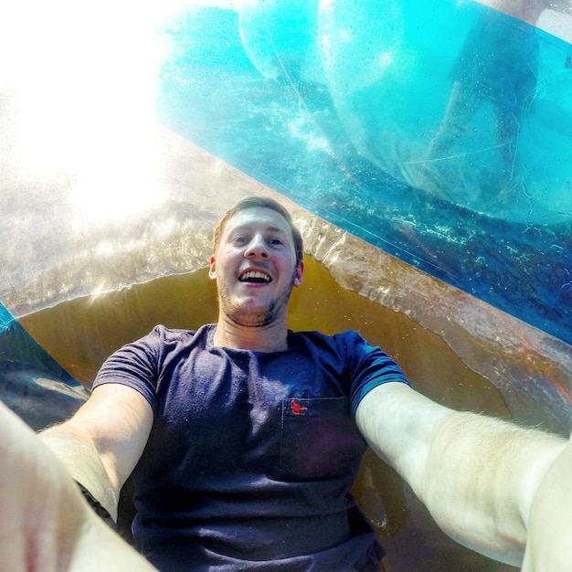 Foto vista de alto ángulo del hombre zorbing en el lago