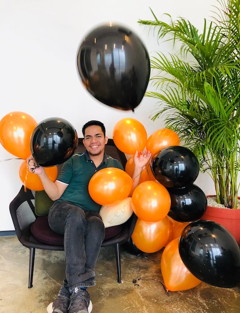 Vista de alto ángulo de hombres sentados en globos