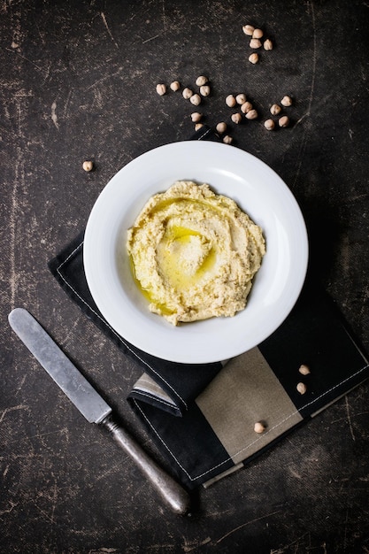 Vista de alto ángulo del hummus servido en la mesa