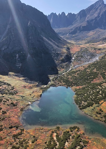 Foto vista de alto ángulo del lago en medio de las montañas