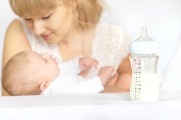 Foto vista de alto ángulo de madre e hija en casa