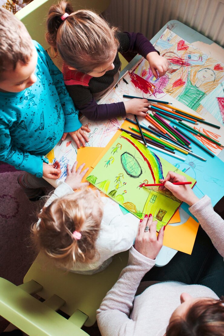 Foto vista de alto ángulo de madre e hijos pintando en papel en casa