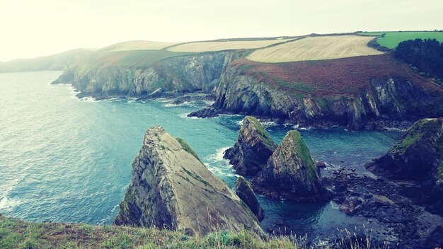 Foto vista de alto ángulo del mar desde un acantilado en kinsale