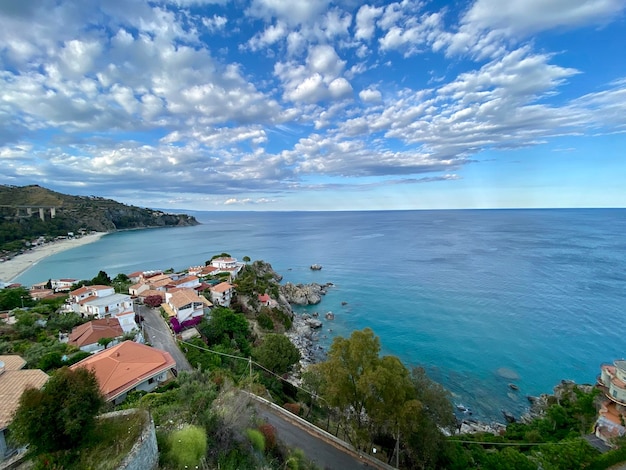 Foto vista de alto ángulo del mar por la ciudad contra el cielo