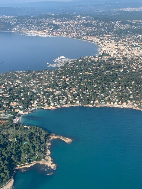 Foto vista de alto ángulo del mar y la ciudad