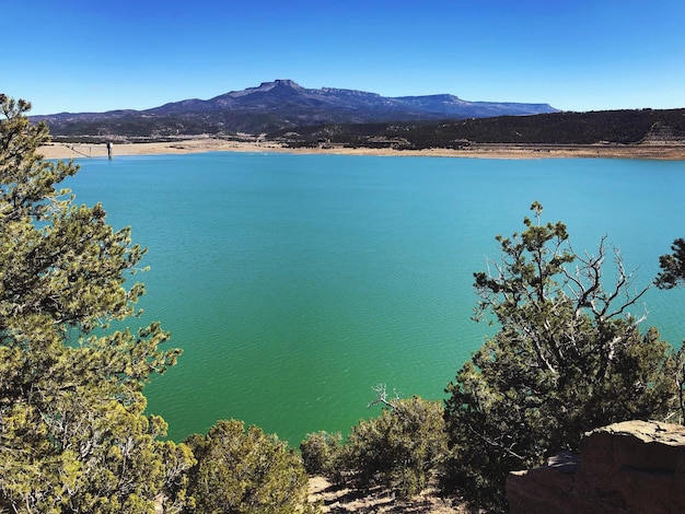 Foto vista de alto ángulo del mar contra el cielo azul claro