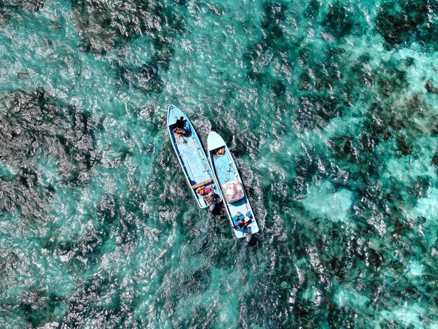 Vista en alto ángulo del mar de dos barcos de pesca