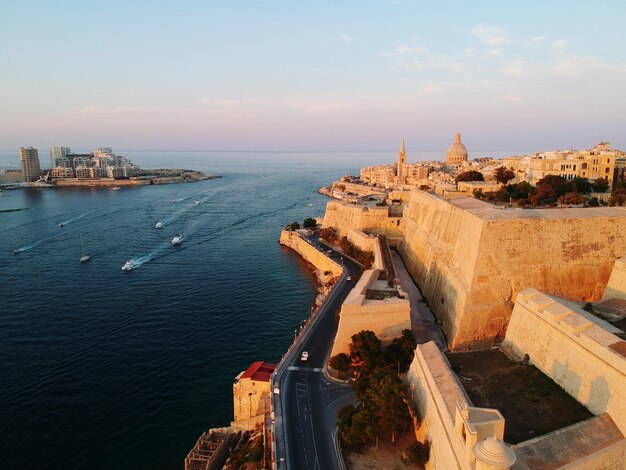 Foto vista de alto ángulo del mar y de los edificios contra el cielo