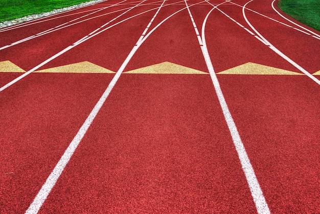 Vista en alto ángulo de las marcas en la pista deportiva