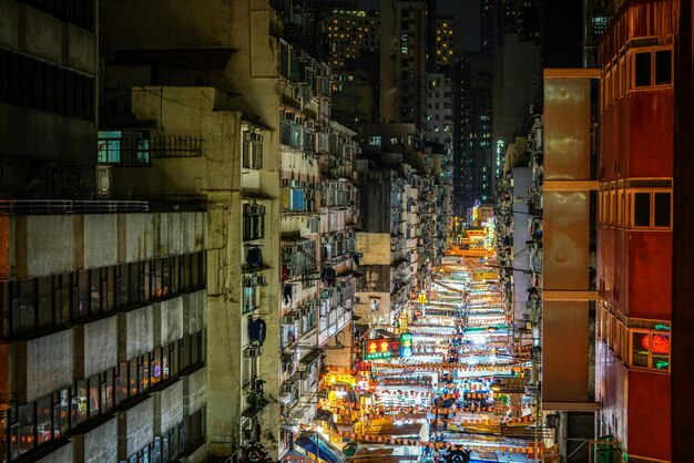 Foto vista de alto ángulo del mercado iluminado en la ciudad por la noche