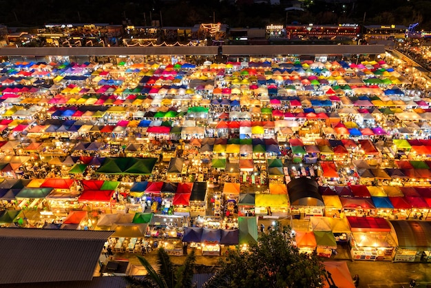 Foto vista en alto ángulo del mercado iluminado