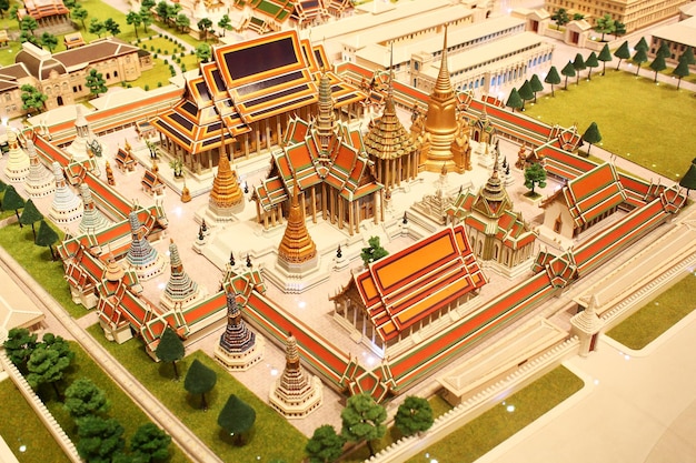 Vista de alto ángulo del modelo de Wat Phra kaew en el museo
