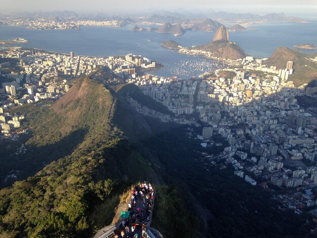 Vista de alto ángulo de las montañas y la ciudad