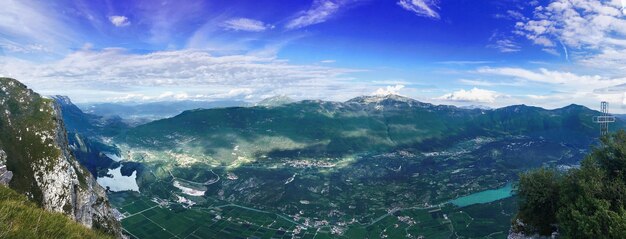 Foto vista de alto ángulo de las montañas contra el cielo