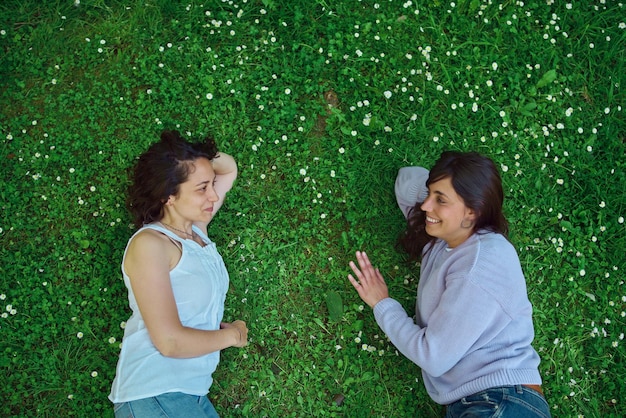 Foto vista de alto ángulo de la mujer en el campo