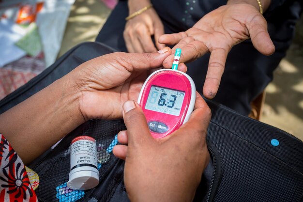 Foto vista de alto ángulo de una mujer chequeando la diabetes