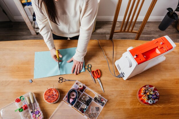 Foto vista de alto ángulo de la mujer en la mesa en casa