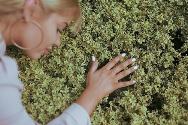 Foto vista de alto ángulo de una mujer con plantas