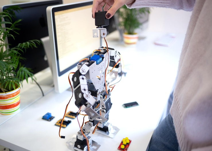Foto vista de alto ángulo de una mujer con un robot de juguete