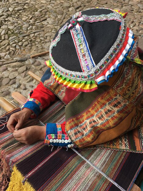 Foto vista de alto ángulo de una mujer con sombrero mientras trabaja al aire libre