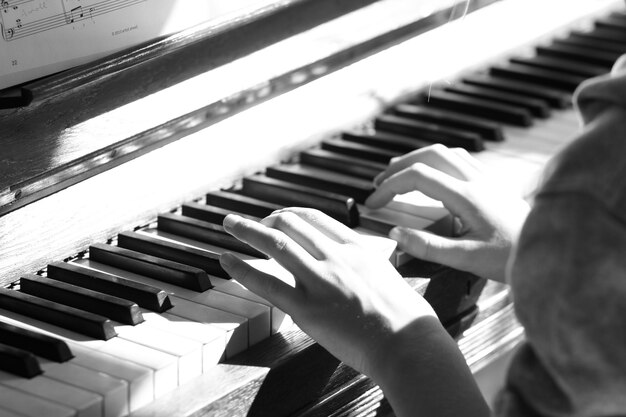 Vista de alto ángulo de una mujer tocando el piano