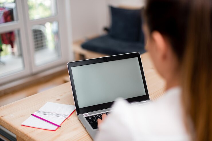 Foto vista de alto ángulo de una mujer usando una computadora portátil en la mesa