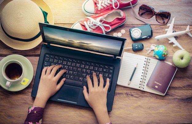 Vista de alto ángulo de una mujer usando una computadora portátil en la mesa