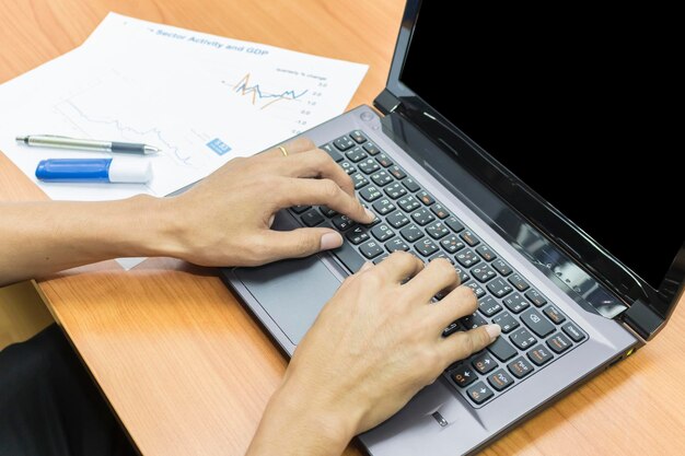 Foto vista de alto ángulo de una mujer usando una computadora portátil