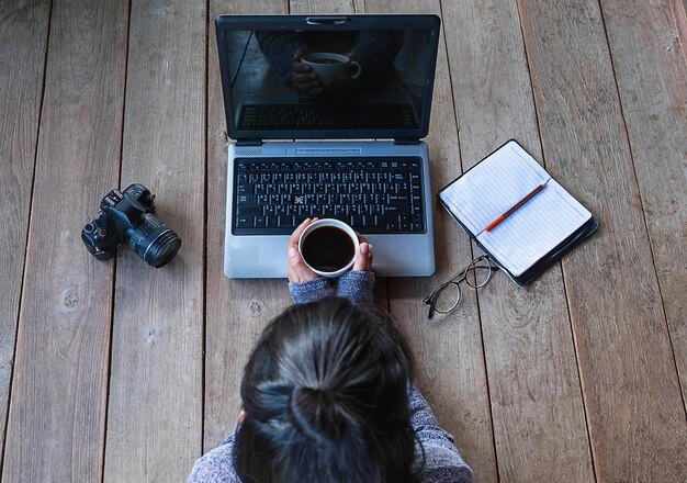 Foto vista de alto ángulo de una mujer usando un teléfono inteligente