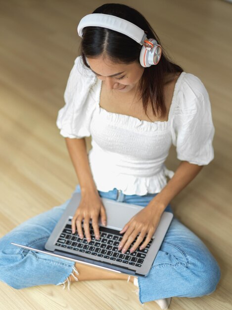 Foto vista de alto ángulo de una mujer usando un teléfono móvil