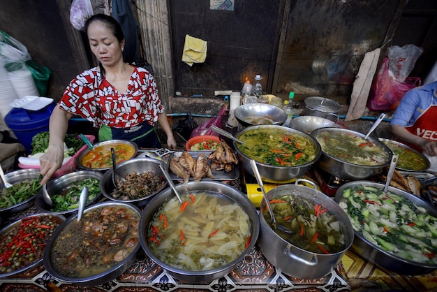 Vista de alto ángulo de una mujer vendiendo comida en el mercado