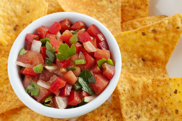 Foto vista de alto ángulo de nacho con ensalada en el cuenco