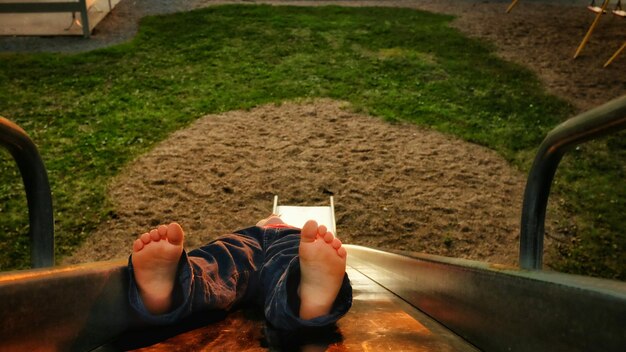 Foto vista de alto ángulo de un niño deslizándose en el patio de recreo