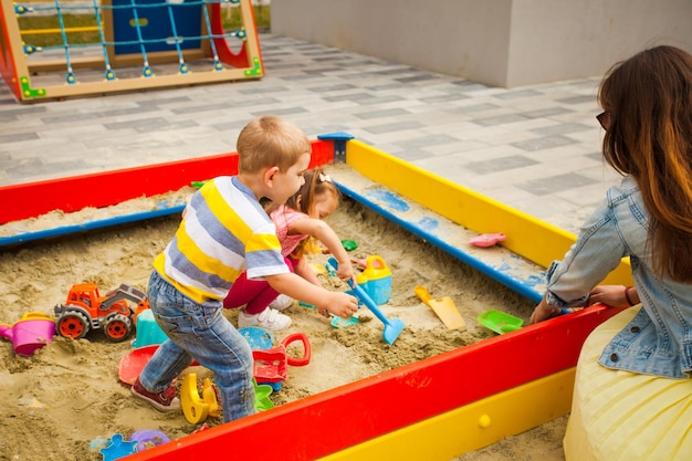 Foto vista de alto ángulo de un niño jugando con un juguete