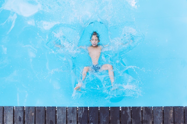 Vista de alto ángulo del niño en la piscina